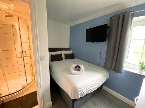 ein Schlafzimmer mit einem Bett und einem Handtuch darauf in der Unterkunft Thornton Road Lodge -Room 2 in Bradford