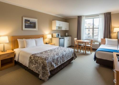 een hotelkamer met twee bedden en een tafel bij Sevcan Apart 