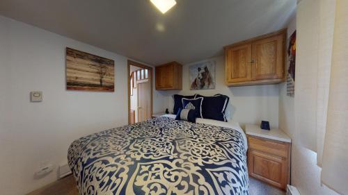 una camera con letto bianco e nero e armadi in legno di #160 Tiger Run a Gold Hill