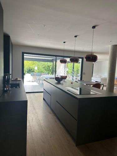 eine Küche mit einer großen Insel in einem Zimmer in der Unterkunft Maison proche centre de Montpellier au calme in Saint-Clément-de-Rivière