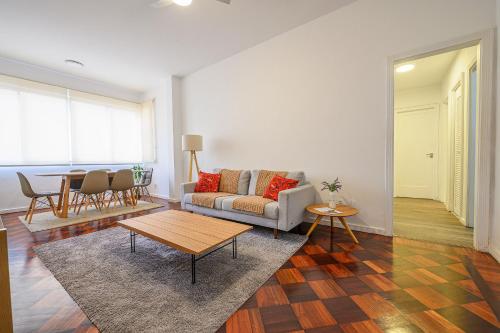 Posezení v ubytování Lindo e espaçoso apartamento perto da praia de copacabana.