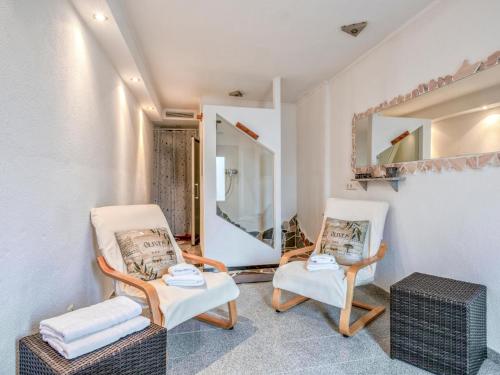 une chambre avec deux chaises et un miroir dans l'établissement Idylle am Waldrand, à Brixen im Thale