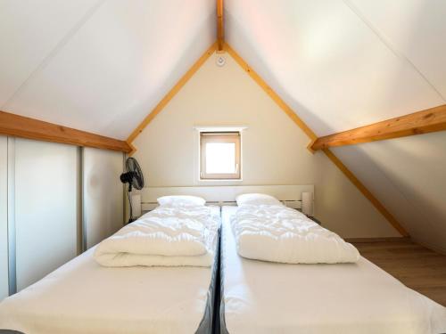 2 camas en una habitación con techo en Westhinder II H53, en Witte Burg