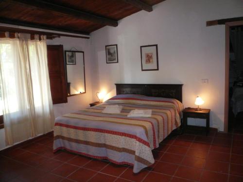 a bedroom with a bed and two lamps on tables at Le Case Del Vivaio in Sciacca