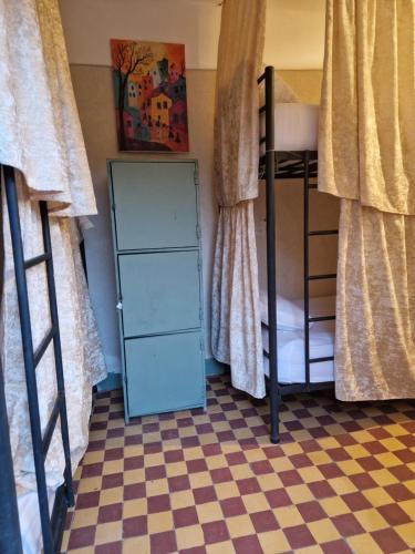 ein Schlafzimmer mit zwei Etagenbetten und Schachbrettboden in der Unterkunft Medina Oasis Hostel in Marrakesch