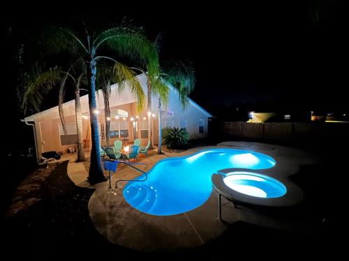La pileta dentro o cerca de Relaxing modern 3 br home with HEATED pool