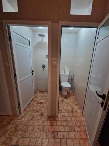 ein Bad mit einem WC und einer ebenerdigen Dusche in der Unterkunft Medina Oasis Hostel in Marrakesch