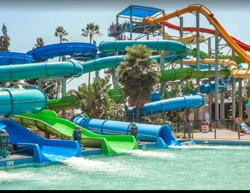 Swimmingpoolen hos eller tæt på Historic craftsman sleeps 9 3br2.5ba Disney 1mi