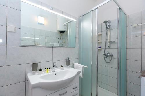 Apartments with parking space Porec - 7265