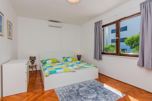 Ένα ή περισσότερα κρεβάτια σε δωμάτιο στο Seaside holiday house Privlaka, Zadar - 24940