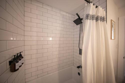 Koupelna v ubytování Centrally Located Cozy Modern Home in Bethel