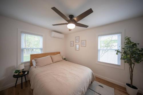 Postel nebo postele na pokoji v ubytování Centrally Located Cozy Modern Home in Bethel