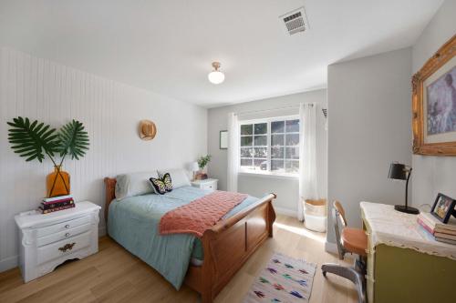 En eller flere senge i et værelse på Hot Tub Fire Pit Pet Friendly Walk to Bell St