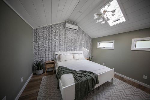 ein Schlafzimmer mit einem großen Bett im Dachgeschoss in der Unterkunft Unwind at this Modern Bethel Village Escape in Bethel