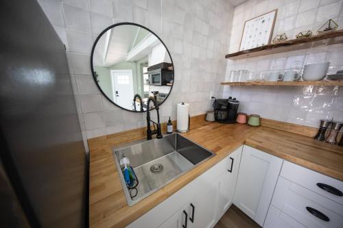 eine Küche mit einem Waschbecken und einem Spiegel in der Unterkunft Unwind at this Modern Bethel Village Escape in Bethel