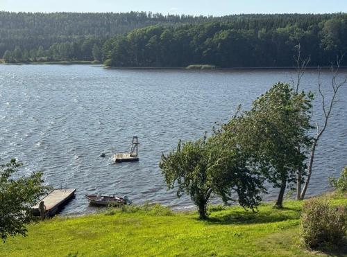 una barca è ormeggiata in un molo su un lago di Lakehouse Hagen a Mellerud