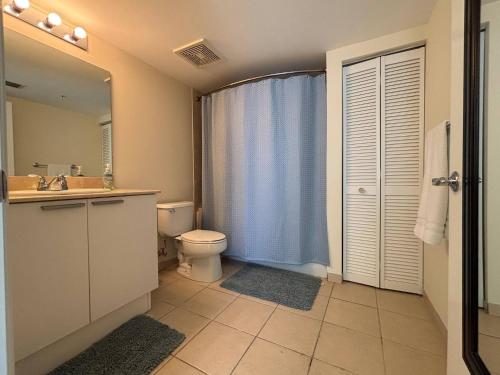 Koupelna v ubytování Luxurious 2BD Condo with Direct Ocean Views & Resort Pool in Sunny Isles