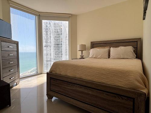 Postel nebo postele na pokoji v ubytování Luxurious 2BD Condo with Direct Ocean Views & Resort Pool in Sunny Isles