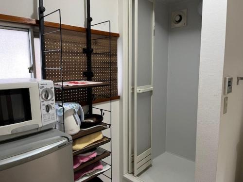 東京にあるD-pdal Inn - Vacation STAY 38493vのキッチン(クローゼット、電子レンジ付)