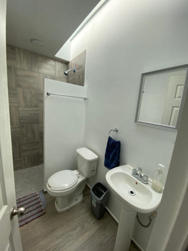 Un baño con un inodoro blanco y un lavabo. en Casa Mezquite, en Tequisquiapan