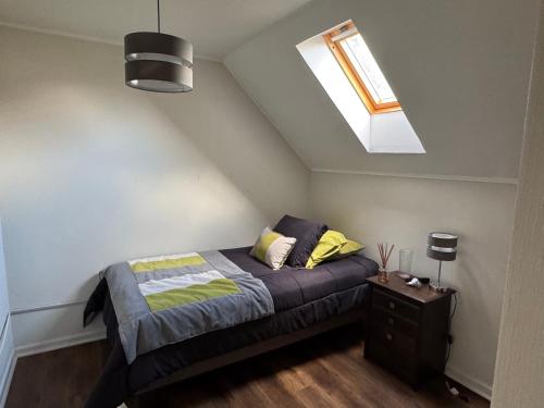 a bedroom with a bed and a skylight at Nueva casa 6 personas en condominio cerrado in Temuco