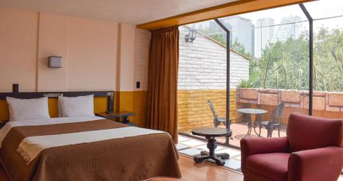 a hotel room with a bed and a balcony at Hotel Benedicta in Mexico City