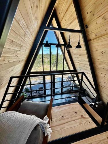 een kamer met een groot raam in een hut bij luna y sol 