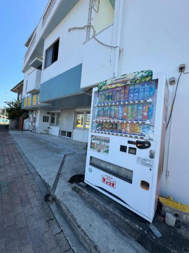 a vending machine in front of a building at 民泊あゆ in Unsa