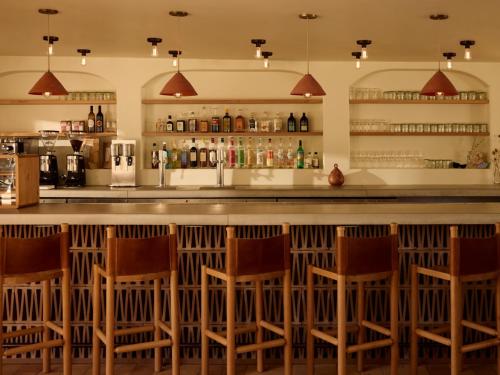 タオスにあるHotel Willaのバー(椅子付)、カウンター(アルコール飲料付)