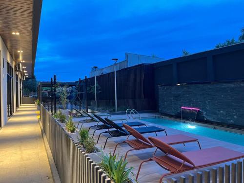 een rij ligstoelen naast een zwembad bij depto no dispo in Los Ángeles