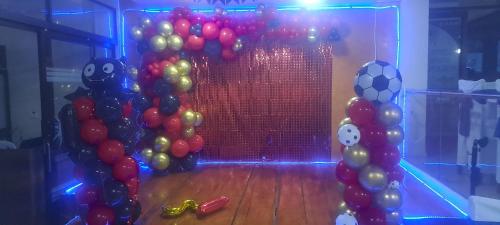 Santa ElenaにあるHosteria Quinta Napoleonのたくさんの風船とサッカーボールがある部屋