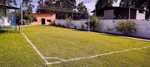 Santa ElenaにあるHosteria Quinta Napoleonの庭にゴールがある空のサッカー場
