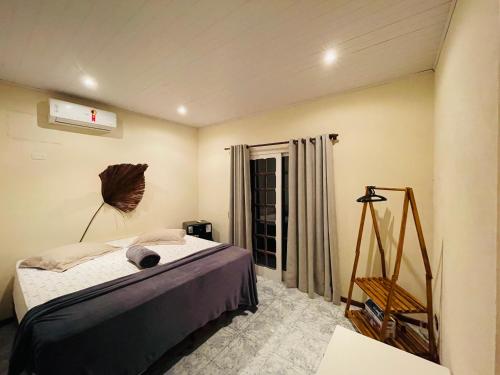 a bedroom with a bed in a room at Chalé em ilhabela in Ilhabela
