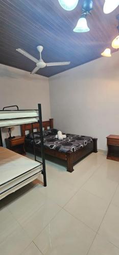 a room with two bunk beds and a ceiling at cabinas langosta feliz in Savegre