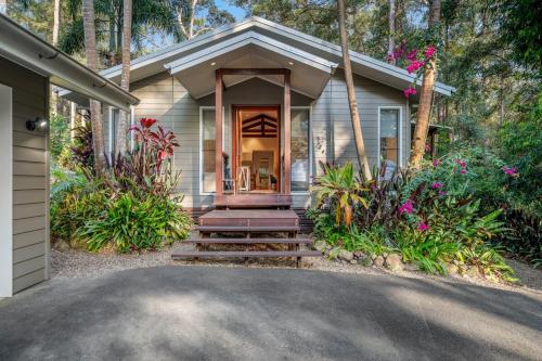ein kleines Haus mit einer Veranda und einer Auffahrt in der Unterkunft Verrierdale Retreat - Noosa Hinterland Hideaway in Eumundi