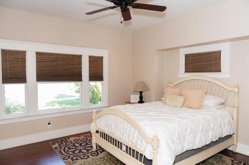 En eller flere senge i et værelse på Historic craftsman sleeps 9 3br2.5ba Disney 1mi