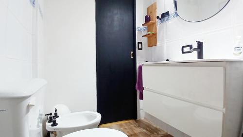 Un baño con un inodoro blanco y un lavabo. en Loft San Isidro Hipodromo Area Hospital Central, en San Isidro