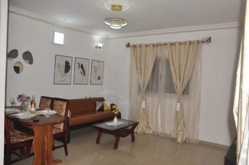 ヤウンデにあるStudio Douillet à Etoudiのソファとテーブルのあるリビングルーム