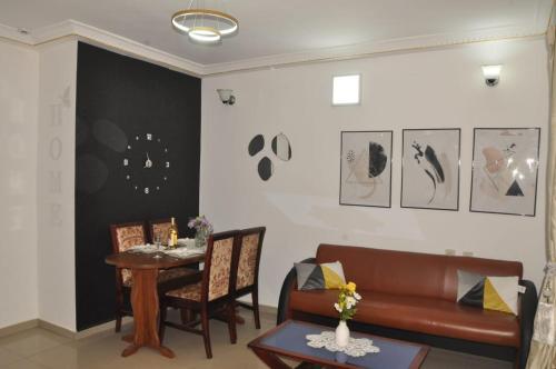 ヤウンデにあるStudio Douillet à Etoudiのソファとテーブルのあるリビングルーム