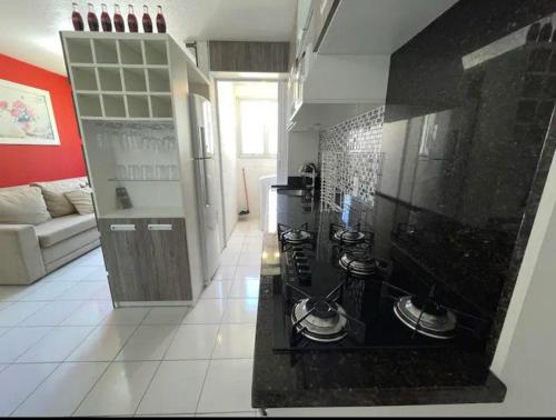 eine Küche mit einem Kochfeld im Zimmer in der Unterkunft Hospedagem Apto Residencial Canela in Canela