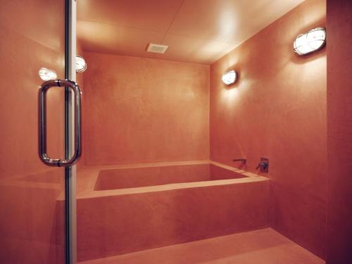 釧路市にあるKIRI no OTO - Vacation STAY 02784vの部屋にバスタブ付きのバスルーム