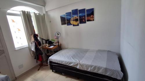 ein Schlafzimmer mit einem Bett und einem Fenster in der Unterkunft Casa Marcia in Belém