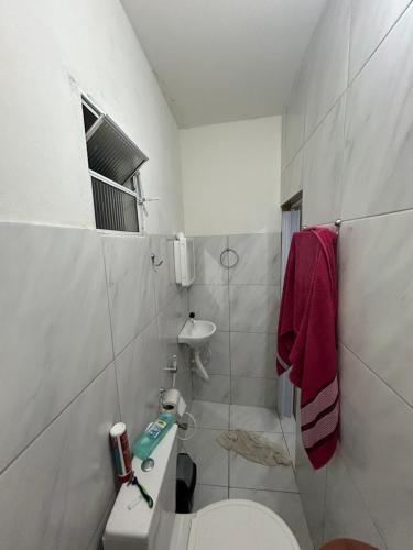 ゴイアニアにあるAlesson Nascimentoのトイレと洗面台を備えた白いバスルーム