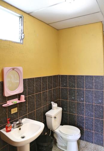 Ένα μπάνιο στο Hostal San Antonio