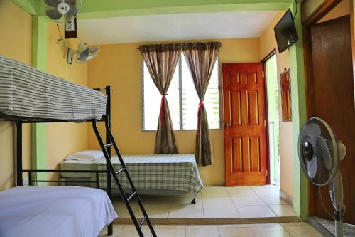 Ένα ή περισσότερα κρεβάτια σε δωμάτιο στο Hostal San Antonio