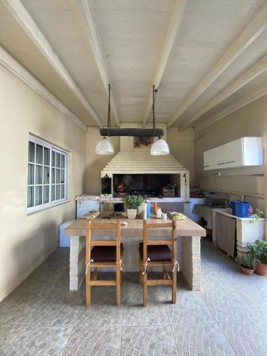 La Porteñacasa quinta的厨房里有一张木桌和两把椅子。