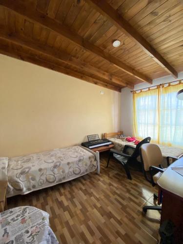 La Porteñacasa quinta的客房设有一张床、一张桌子和一张桌子。