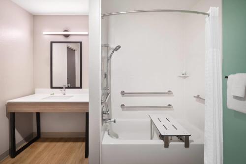 Ένα μπάνιο στο ECHO Suites Extended Stay by Wyndham Springfield Airport PLZ