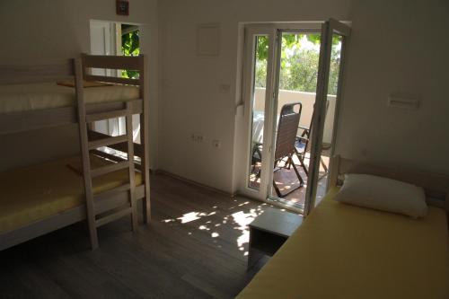Кровать или кровати в номере Novalja Inn 2