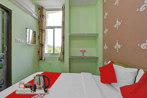 Postel nebo postele na pokoji v ubytování Hotel O Jmd Hotel